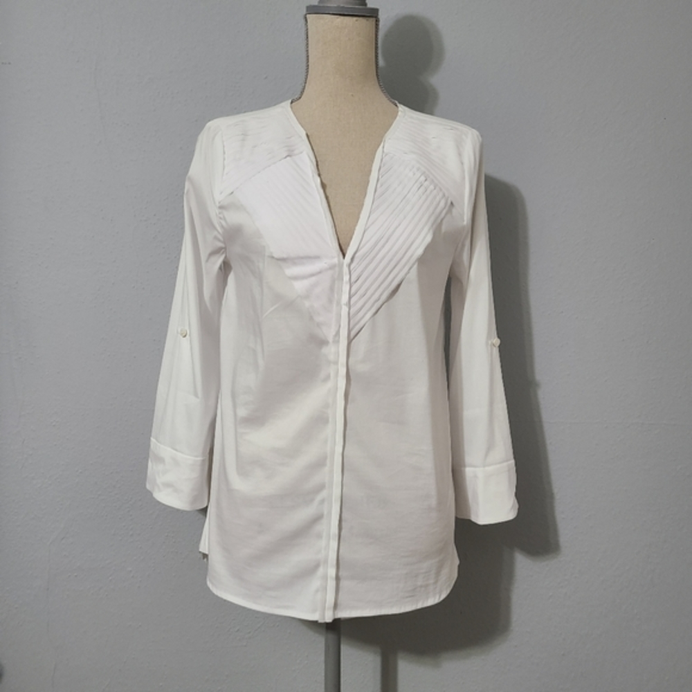BCBG White Blouse Pleated Details Size M NWT‎